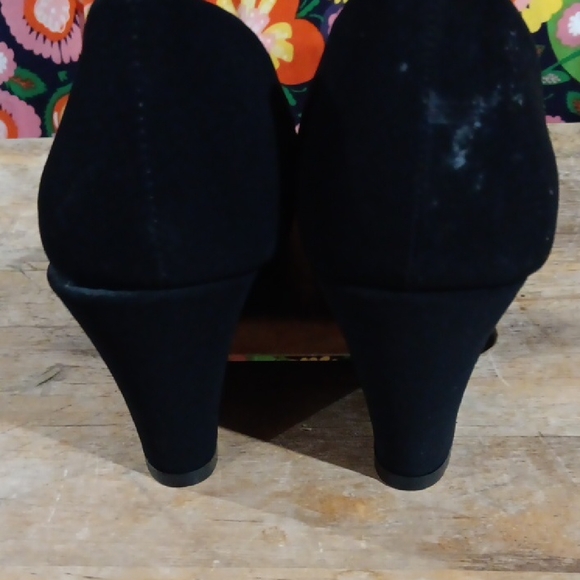 Madeline Stuart Black Wedges with Beaded Bow - Picture 5 of 12